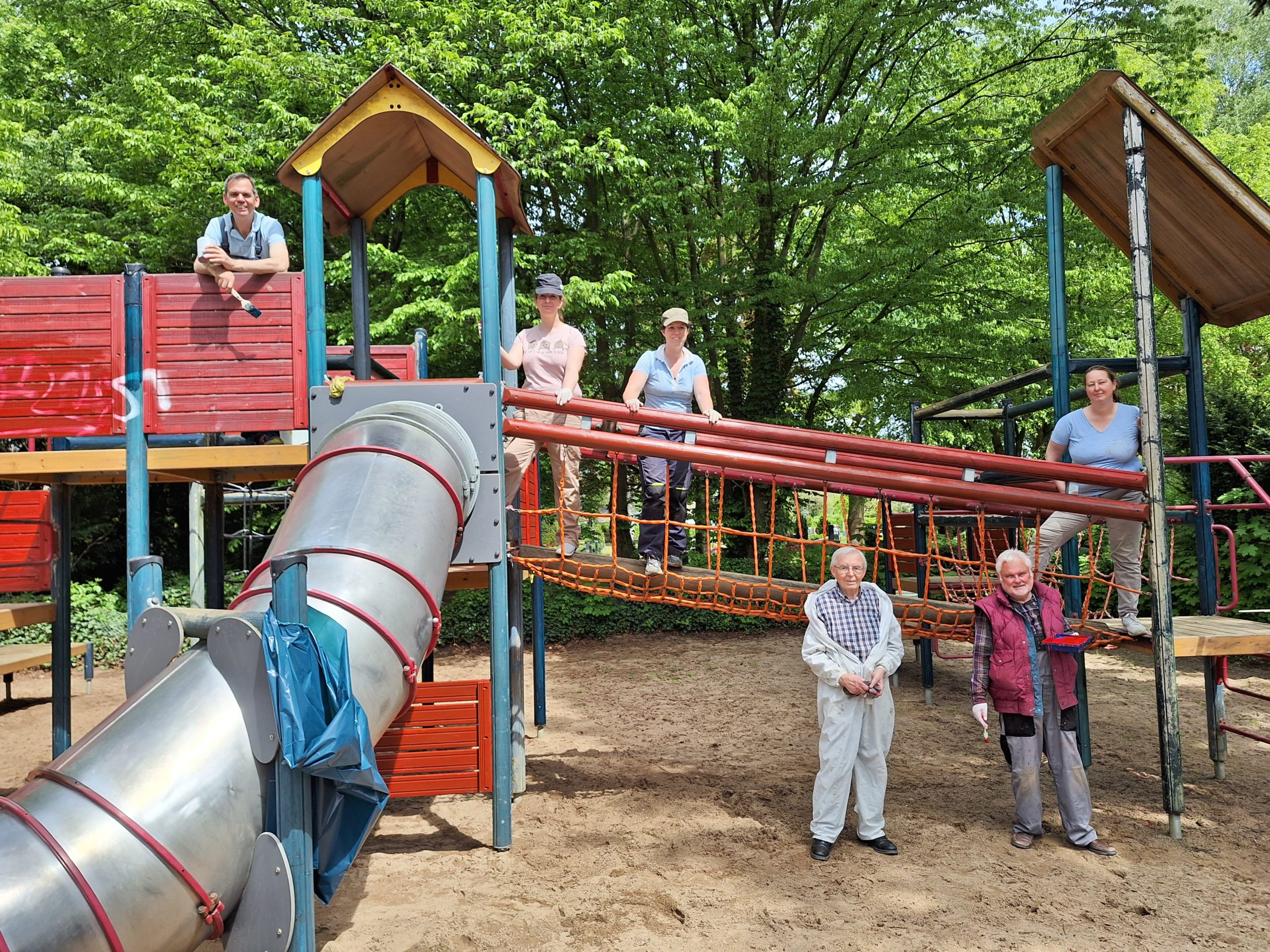 Frische Farbe für den Spielplatz „Kirchfeldweg“ in Neuss Grefrath SPD